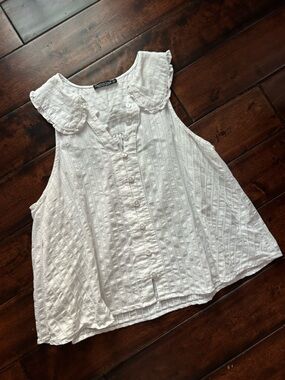 Women’s White Textured Button-Down Sleeveless Top